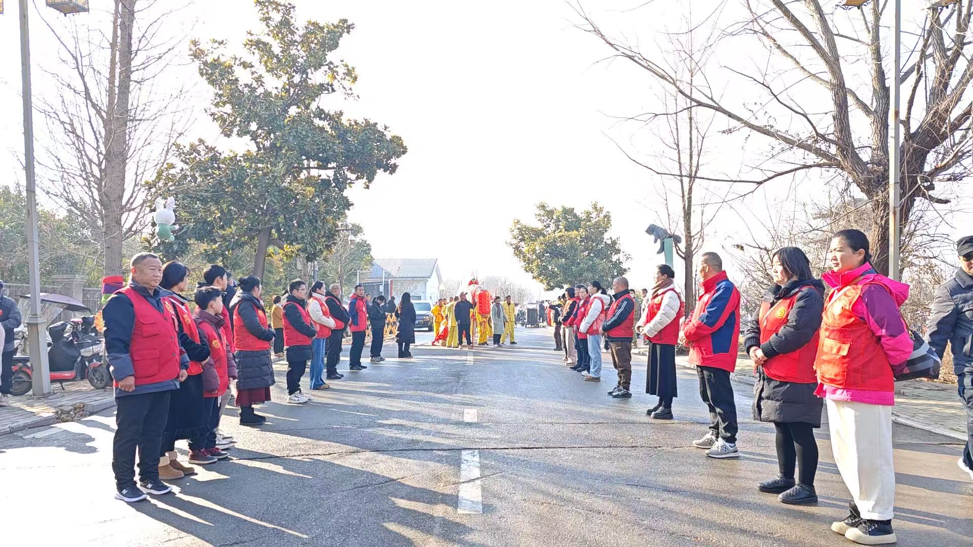 2志愿者们在仪式前维持现场秩序.jpg